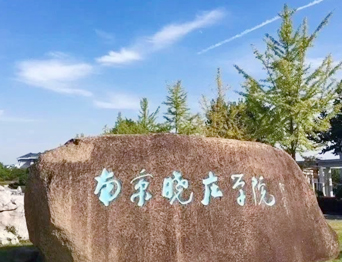 通用舞臺承建：南京曉莊學院報告廳舞臺項目（舞臺音響、舞臺燈光吊桿、舞臺幕布等）